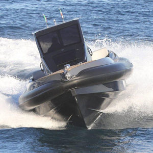bateau pneumatique in-bord