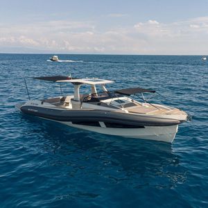 bateau pneumatique in-bord