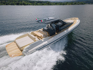 bateau pneumatique hors-bord