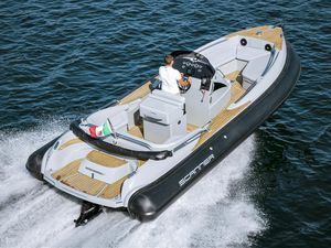 bateau pneumatique in-bord