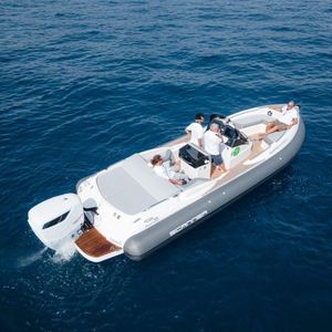 bateau pneumatique hors-bord