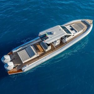 bateau pneumatique hors-bord