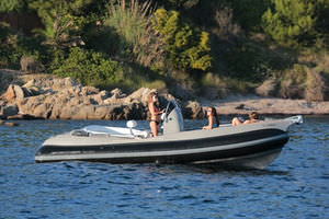 bateau pneumatique hors-bord