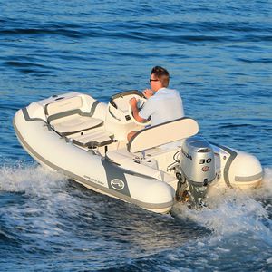 bateau pneumatique hors-bord
