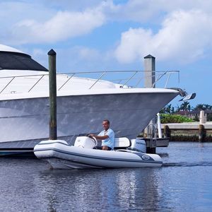 bateau pneumatique hors-bord