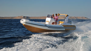bateau pneumatique hors-bord