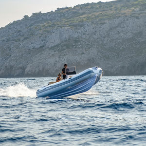 bateau pneumatique hors-bord
