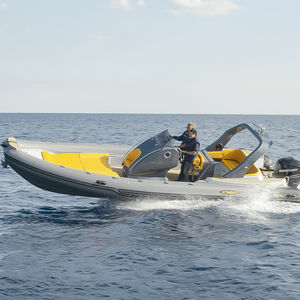 bateau pneumatique hors-bord