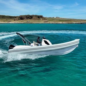 bateau pneumatique hors-bord