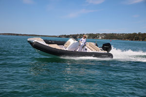 bateau pneumatique hors-bord