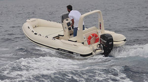 bateau pneumatique hors-bord