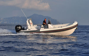 bateau pneumatique hors-bord