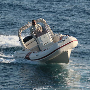 bateau pneumatique hors-bord
