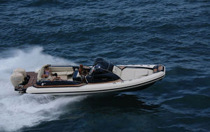 bateau pneumatique hors-bord