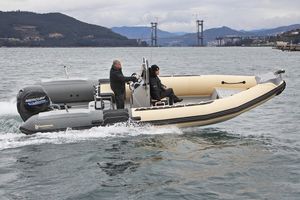 bateau de surveillance