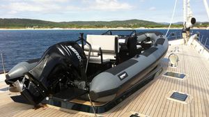 bateau pneumatique hors-bord