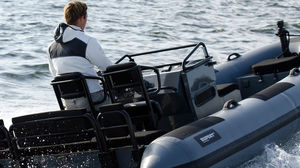 bateau pneumatique hors-bord