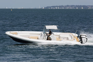 bateau pneumatique hors-bord