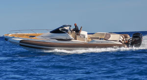 bateau pneumatique hors-bord / bimoteur / semi-rigide / à console centrale