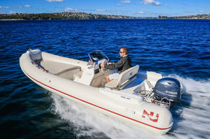 bateau pneumatique hors-bord