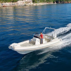 bateau pneumatique hors-bord