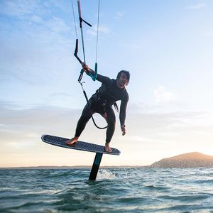 planche de kitesurf avec foil / de petit temps
