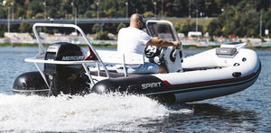 bateau pneumatique hors-bord