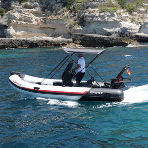 bateau pneumatique hors-bord