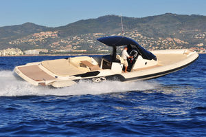 bateau pneumatique in-bord