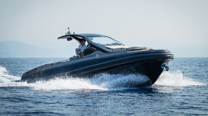 bateau pneumatique hors-bord