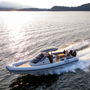 bateau pneumatique semi-rigide