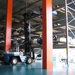 bâtiment pour le stockage à sec de bateaux