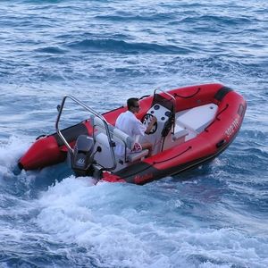bateau pneumatique hors-bord