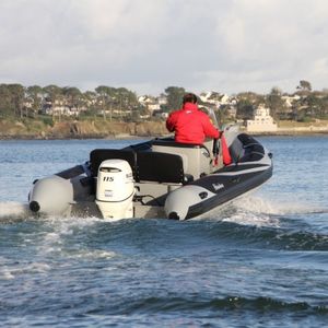 bateau pneumatique hors-bord 1