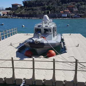 taquet d'amarrage pour bateau