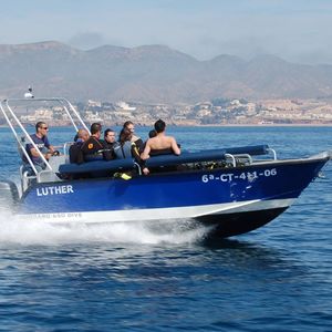 bateau de support pour la plongée 1