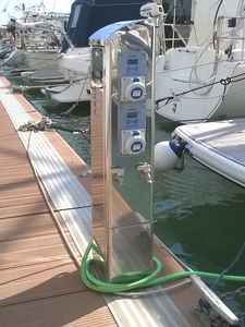 borne avec éclairage intégré