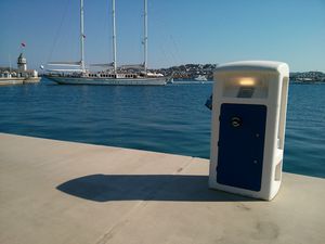 borne de distribution électrique / avec éclairage intégré / pour ponton / pour yacht