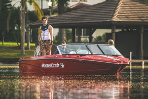 deck-boat in-bord / à double console / de wakeboard / de ski nautique