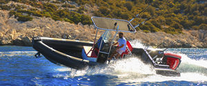 bateau pneumatique hors-bord