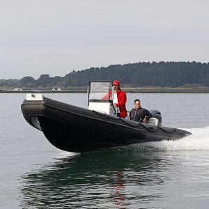 bateau pneumatique hors-bord