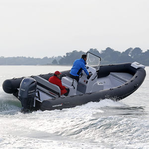 bateau pneumatique hors-bord