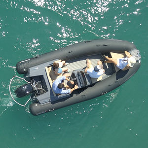bateau pneumatique hors-bord