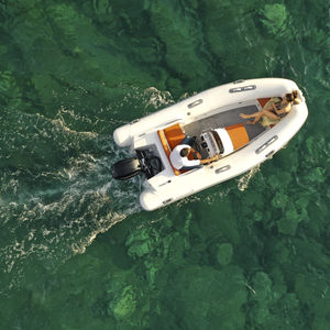 bateau pneumatique hors-bord