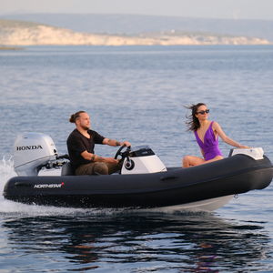 bateau pneumatique hors-bord