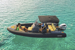 bateau pneumatique hors-bord