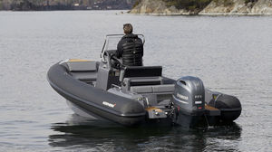 bateau pneumatique hors-bord
