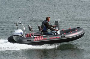 bateau pneumatique hors-bord