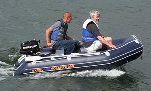 bateau pneumatique hors-bord 1