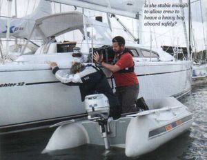 bateau pneumatique hors-bord